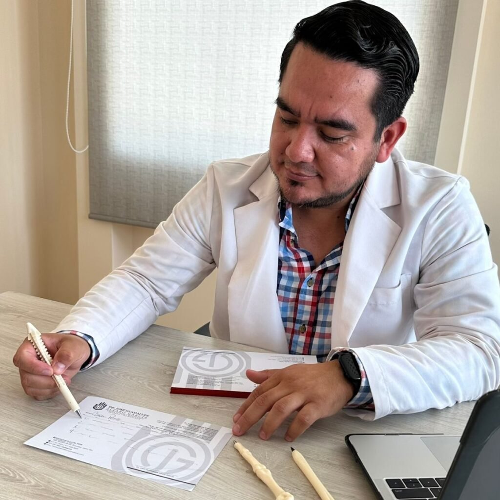 Dr. José Alfaro en consulta | cirujano de mano en leon